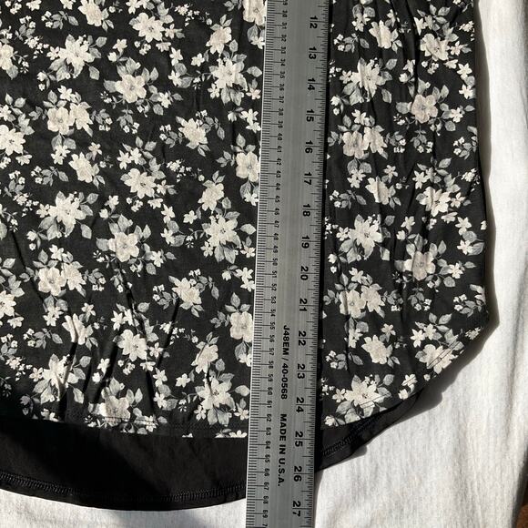 Old Navy Women Blouse size L Floral Black & White ShortSleeve Glossy Back - Picture 4 of 8